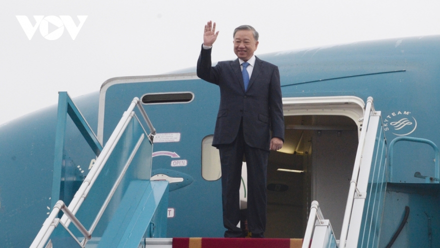 Top leader leaves Hanoi for Mongolia, Ireland, France, and 19th Francophonie Summit